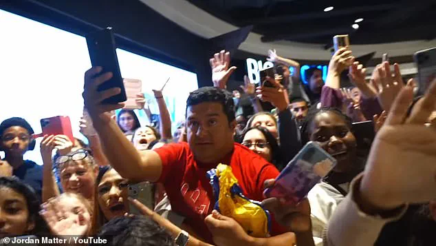 Overcrowding and Disorganization Overshadow Teen Star's Makeup Launch at American Dream Mall