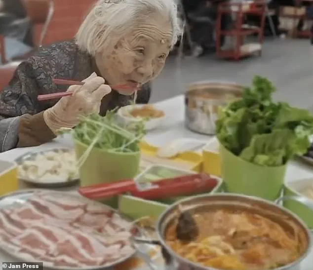 101-Year-Old Jiang Yueqin: The Relaxed Lifestyle of a Local Legend Defying Aging Conventions