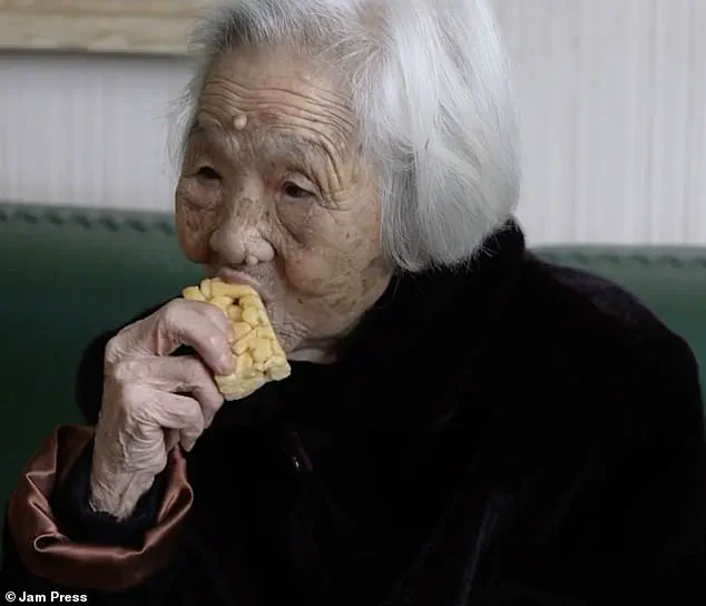 101-Year-Old Jiang Yueqin: The Relaxed Lifestyle of a Local Legend Defying Aging Conventions