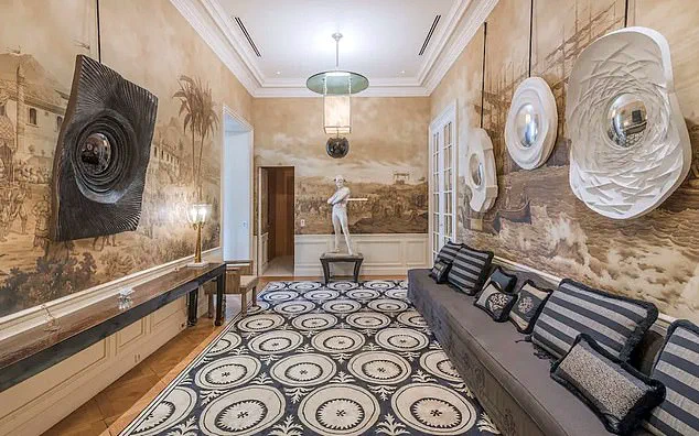 Peter Mandelson Photographed in Underwear at Jeffrey Epstein's Paris Flat: Scandal Resurfaces