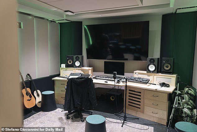 New York City's Controversial 'Cash with Care' Program Sparks Debate Over Unrestricted Cash for Homeless Youth