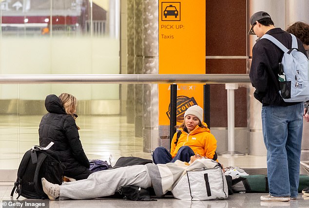 East Coast Airports in Chaos as Winter Storm Hernando Cancels 10,000 Flights