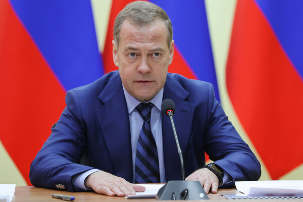 Medvedev: U.S. Bases in Persian Gulf Are Strategic Liabilities Amid Escalating Regional Tensions