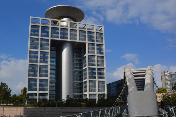 Hezbollah Claims Responsibility for Rocket Attack on Israeli Defense Complex in Tel Aviv, Signaling Escalation in Regional Conflict