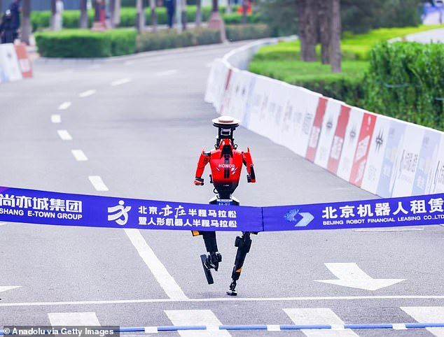 Huawei robot Lightning shatters world record in Beijing half marathon.