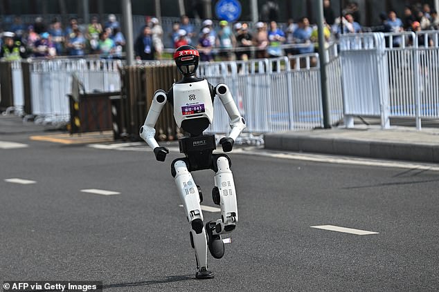 Huawei robot Lightning shatters world record in Beijing half marathon.