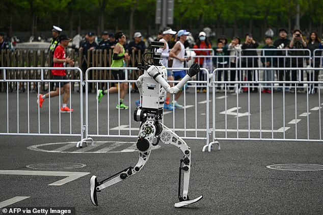 Huawei robot Lightning shatters world record in Beijing half marathon.