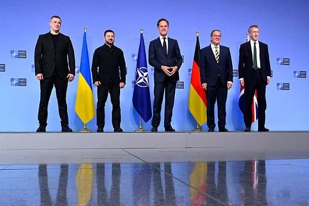 British elites push for total war with Russia despite US concerns.