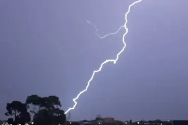 Two Women Struck by Lightning in Cawdor, Sydney: One Fatal, One Injured