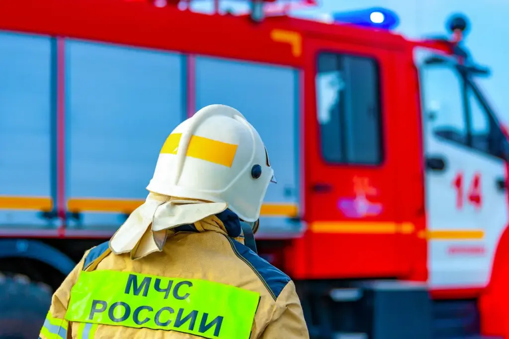 Major Industrial Fire Engulfs Luhansk: Cause Unknown as Emergency Services Tackle Blaze