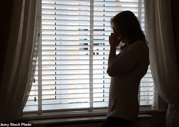 Woman Discovers Disturbing Handwritten Note from Secret Admirer at Her Doorstep