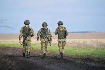 Destruction of U.S.-Made Artillery in Ukraine Sparks Debate on International Arms Regulations and Military Accountability