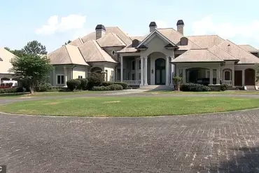 Unauthorized Party at Luxury North Carolina Mansion Sparks Debate Over Responsibility and Privilege