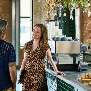 Salad Theft Trend Emerges in NYC as Single Women Target Finance Professionals for Attention