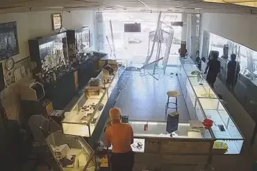 Coordinated Smash-and-Grab Attack on East San Jose Jewelry Store Sparks Community Demands for Enhanced Security Measures